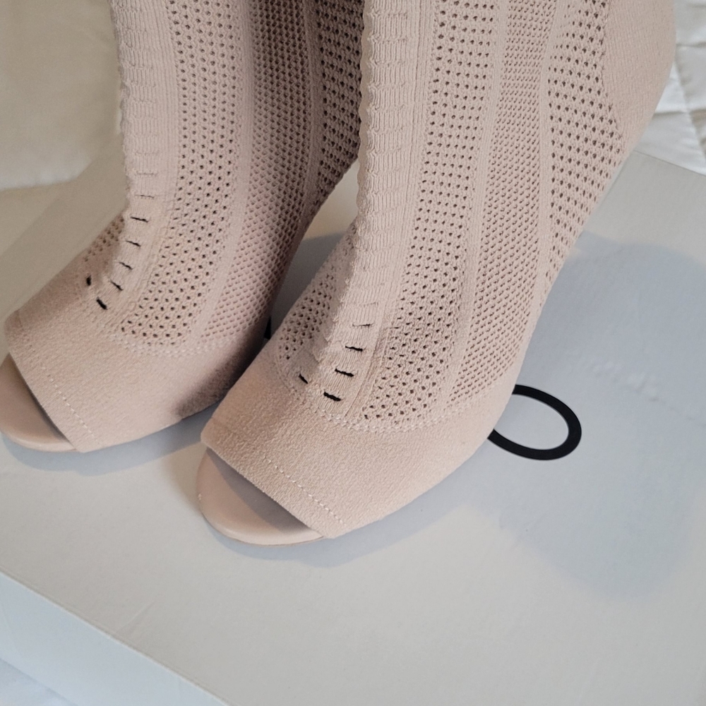 ALDO- Keshaa women's peep toe heel bottle. Size 8. Nude.